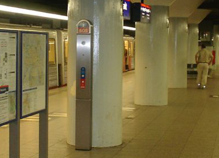 Intercomzuil op metrostation Amsterdam